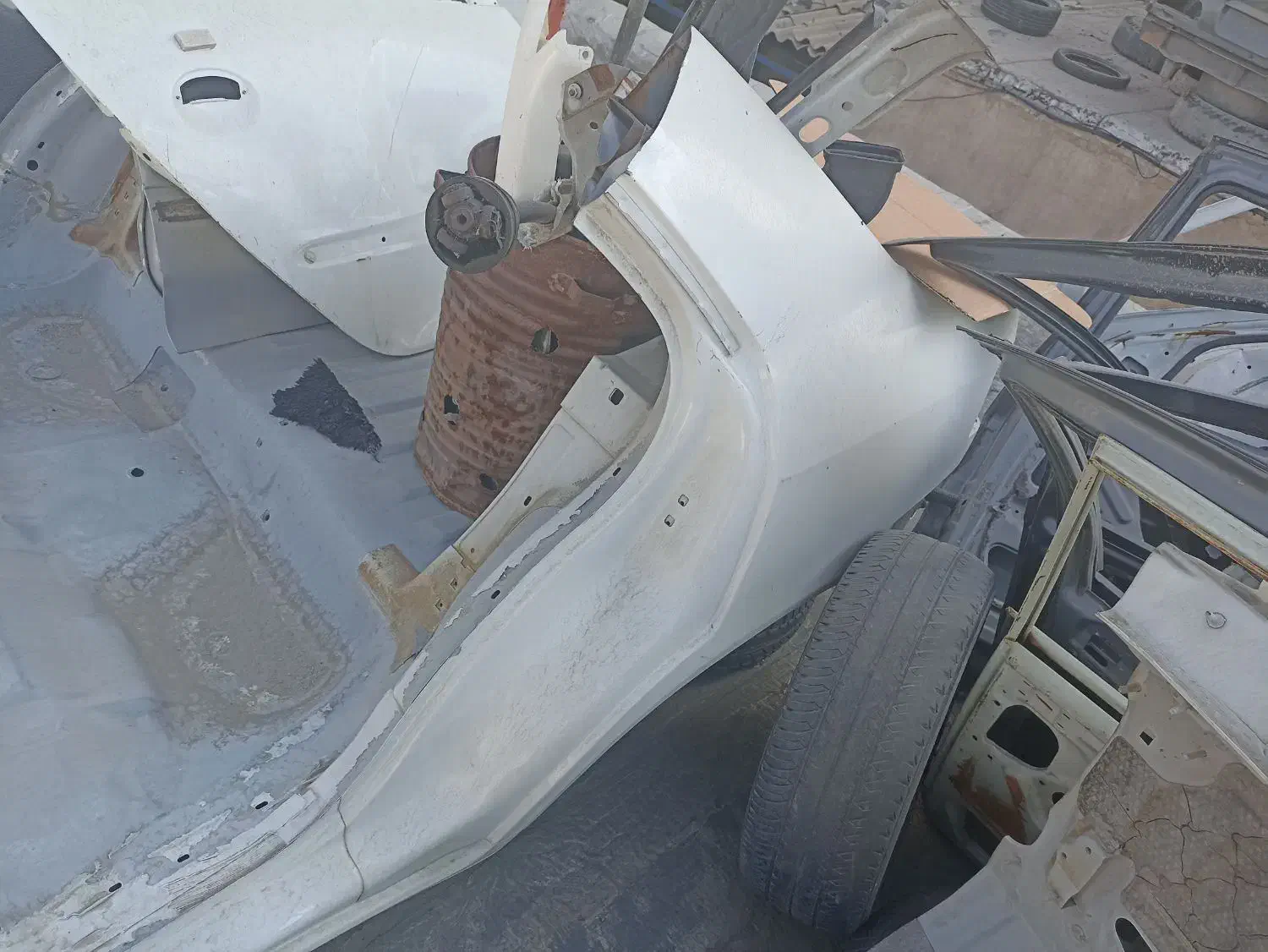 قسمت عقب زانتیا رنگ فابریک و ال۹۰ و گلگیر ۱۱۱ جلو|قطعات یدکی و لوازم جانبی|شیراز, نصر|دیوار