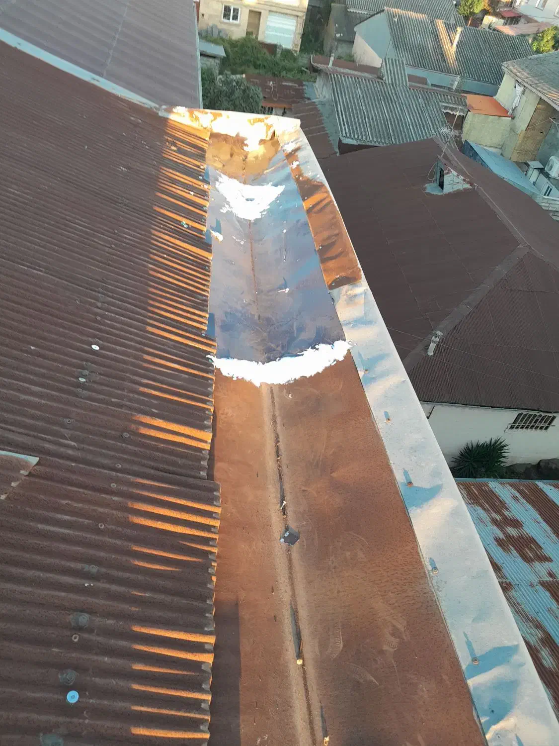 چکه گیری تمیز کاری ناودنی و ترمیم سربندی. .حلب|خدمات پیشه و مهارت|لاهیجان, آهندان|دیوار