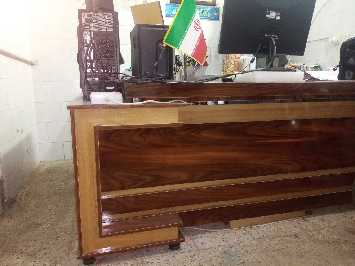 میز ادرای در حد نو|دفتر کار|نیشابور, شریعتی|دیوار