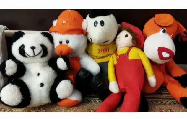 تعدادی عروسک|اسباب‌بازی بچه|بروجرد, |دیوار