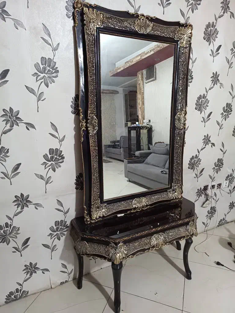 آینه|آینه|رباط‌کریم, رباط‌کریم|دیوار