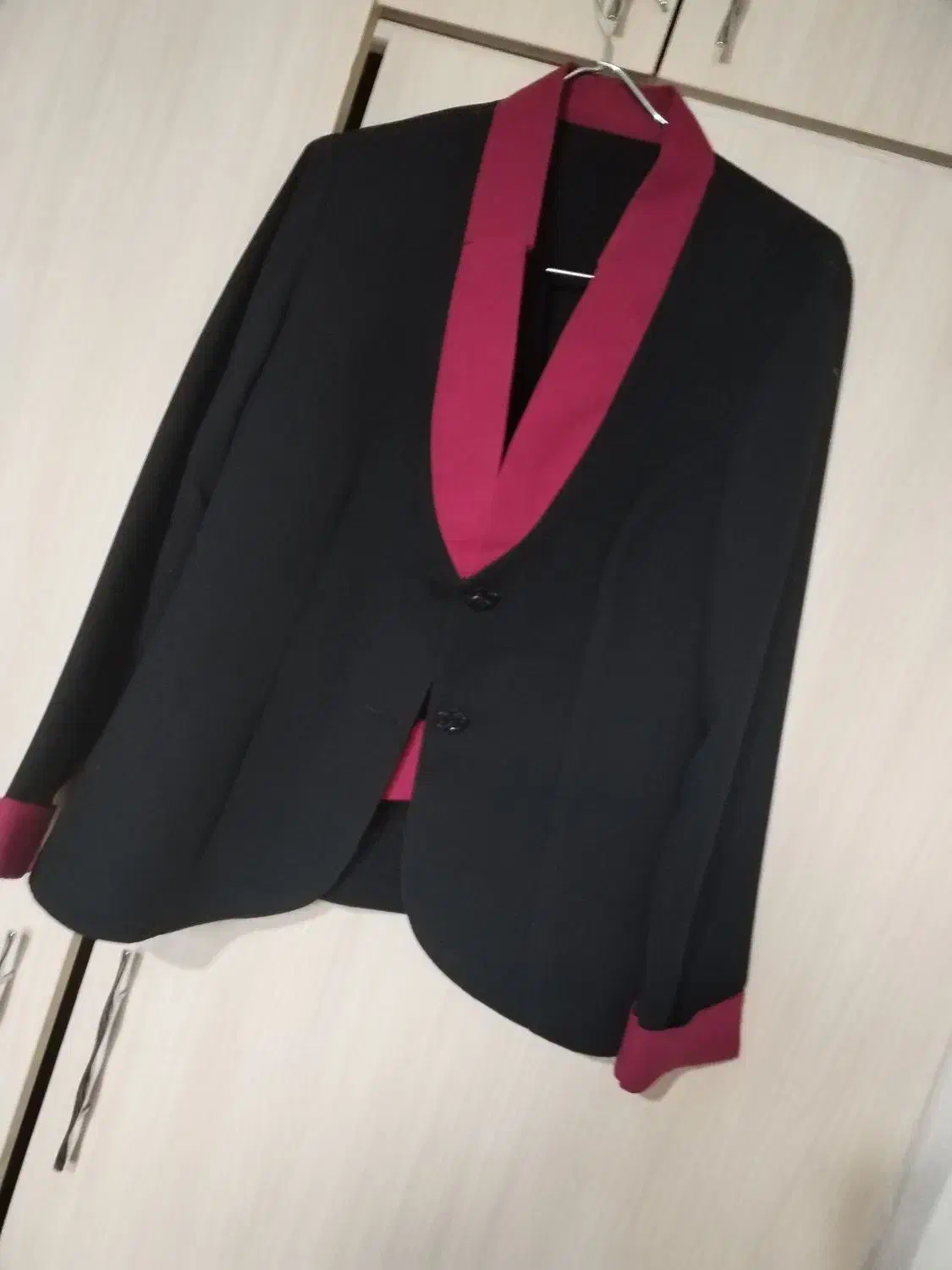 کت و دامن|لباس|تربتحیدریه, شهید قرنی|دیوار