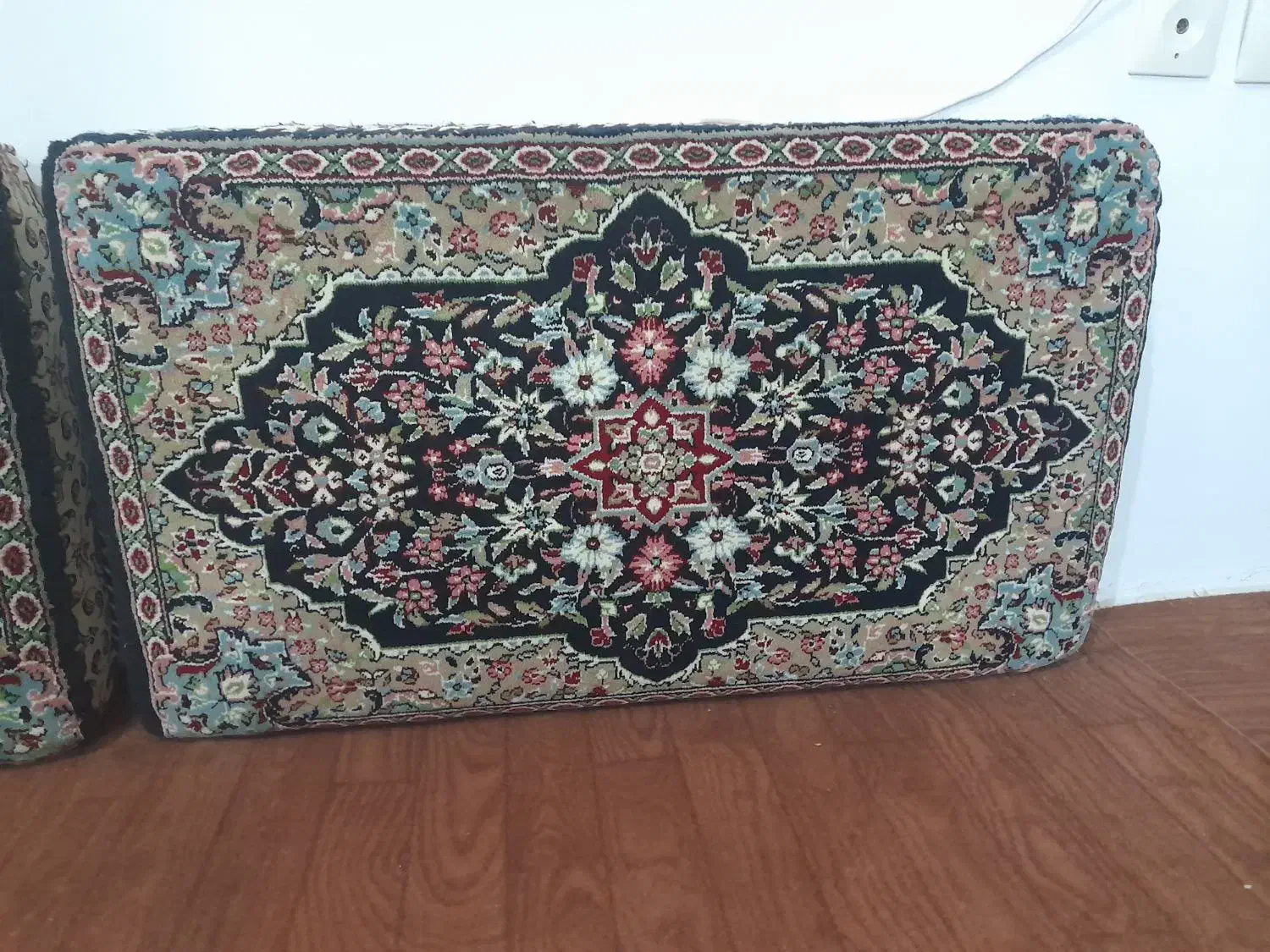 شش عدد پشتی در حد نو|پشتی|قروه, |دیوار