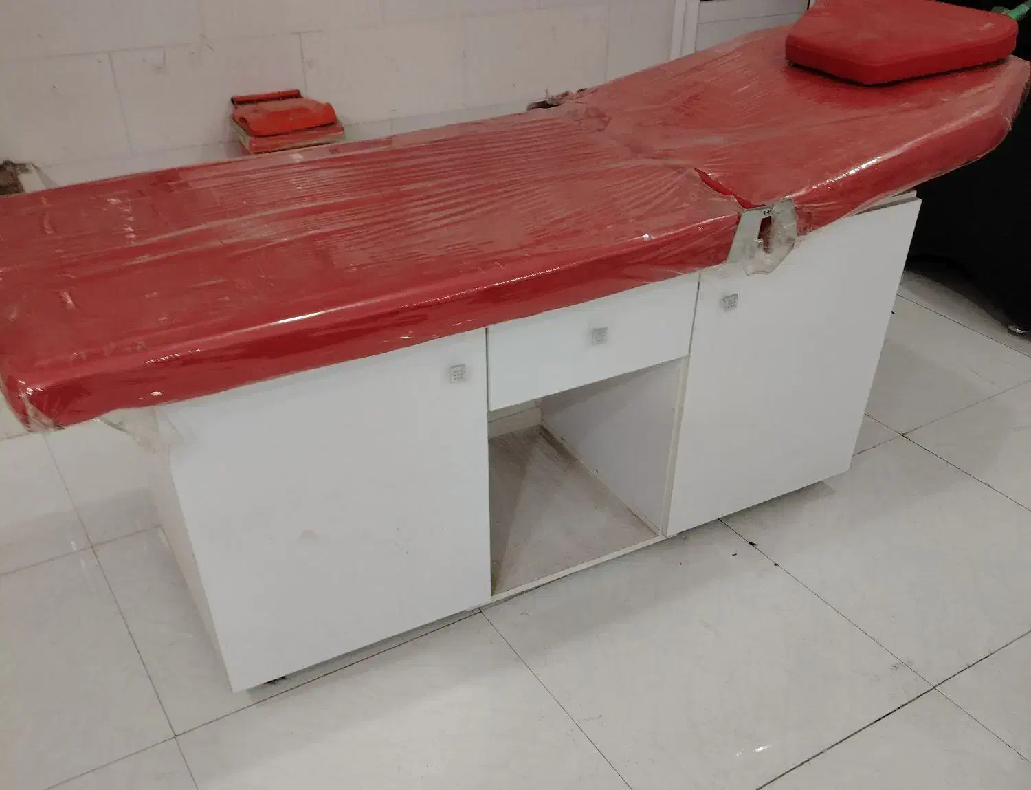 تخت ماساژ پاکسازی کمددار|آرایشگاه و سالنهای زیبایی|میبد, |دیوار