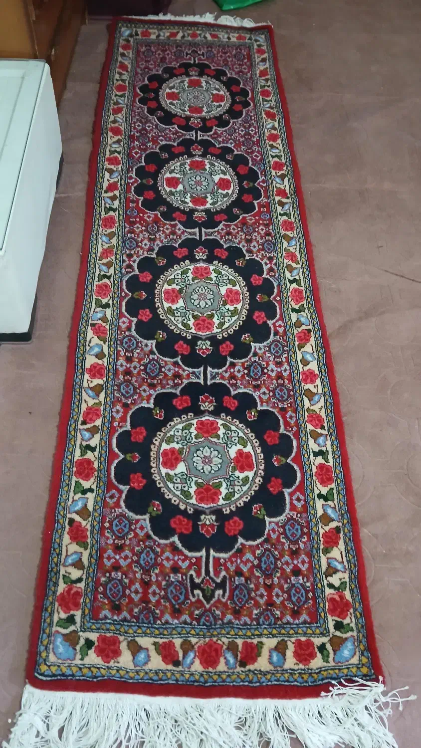 فرش تازه بافته شده کناره پیچ وتراش خورده زیبا|فرش|سنندج, |دیوار