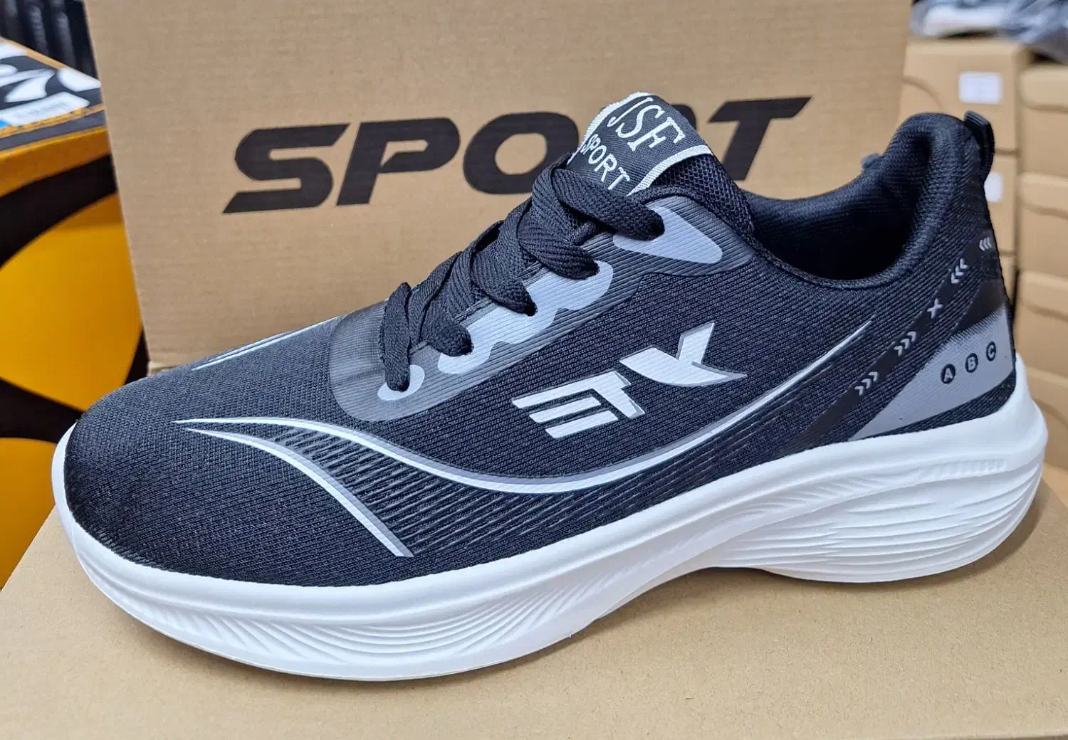 کفش ورزشی/اسپرت/پیاده روی|کیف، کفش، کمربند|بوشهر, |دیوار