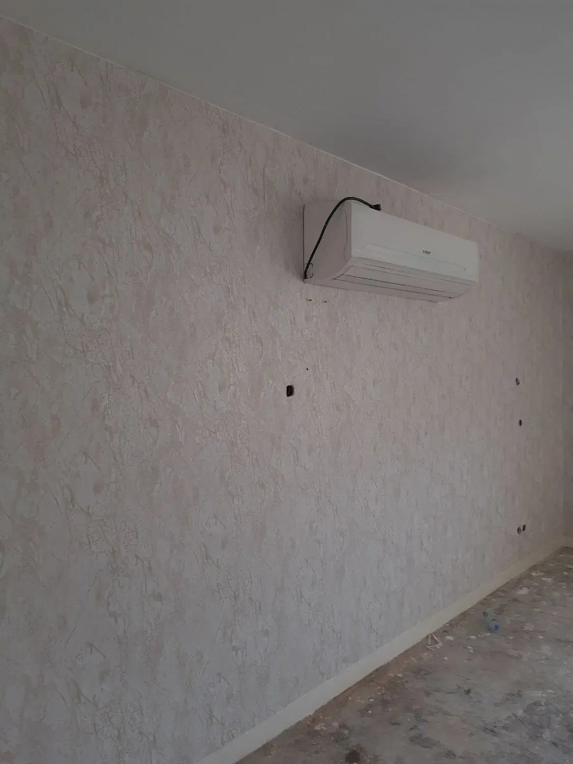 کارگرساده جهت کمک نصاب کاغذ دیواری|استخدام صنعتی، فنی، مهندسی|اهواز, امانیه|دیوار