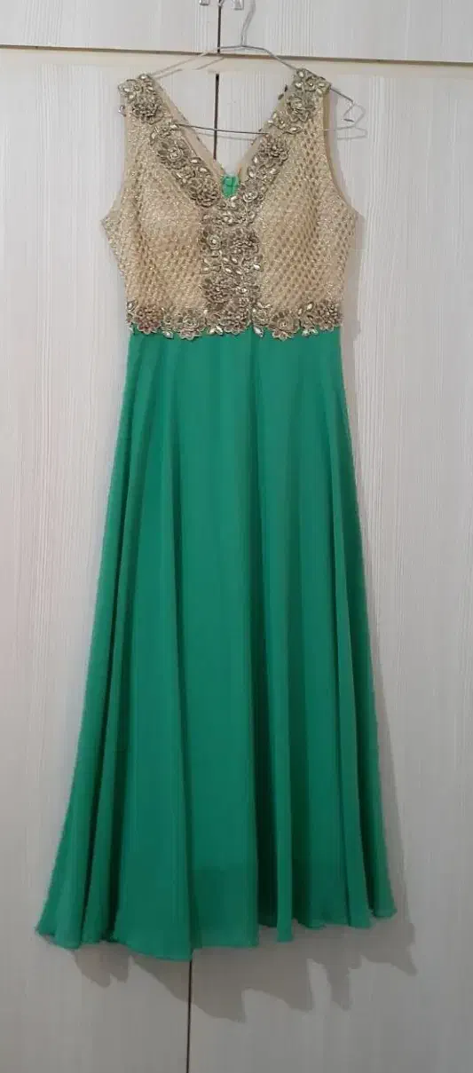 لباس مجلسی|لباس|رباط‌کریم, رباط‌کریم|دیوار