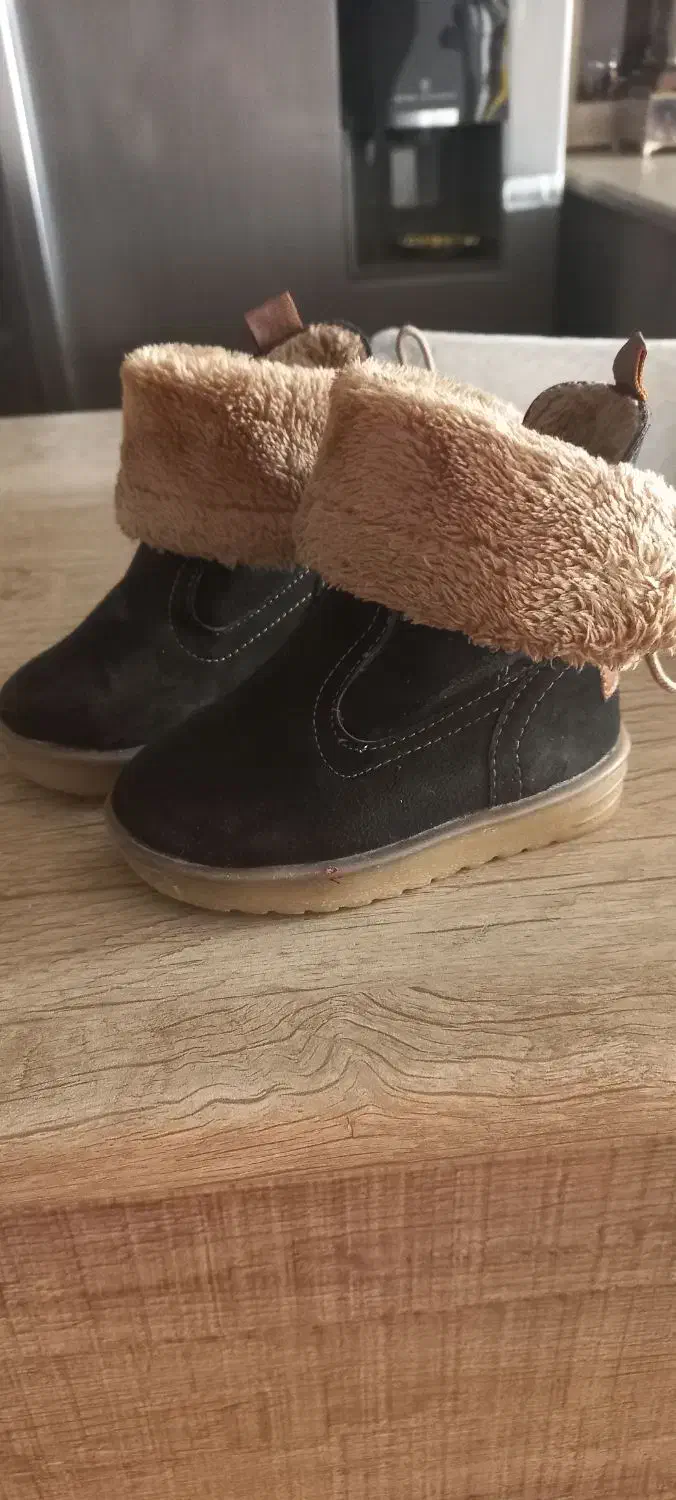 بوت دخترانه تمیز|کفش و لباس بچه|اشتهارد, |دیوار