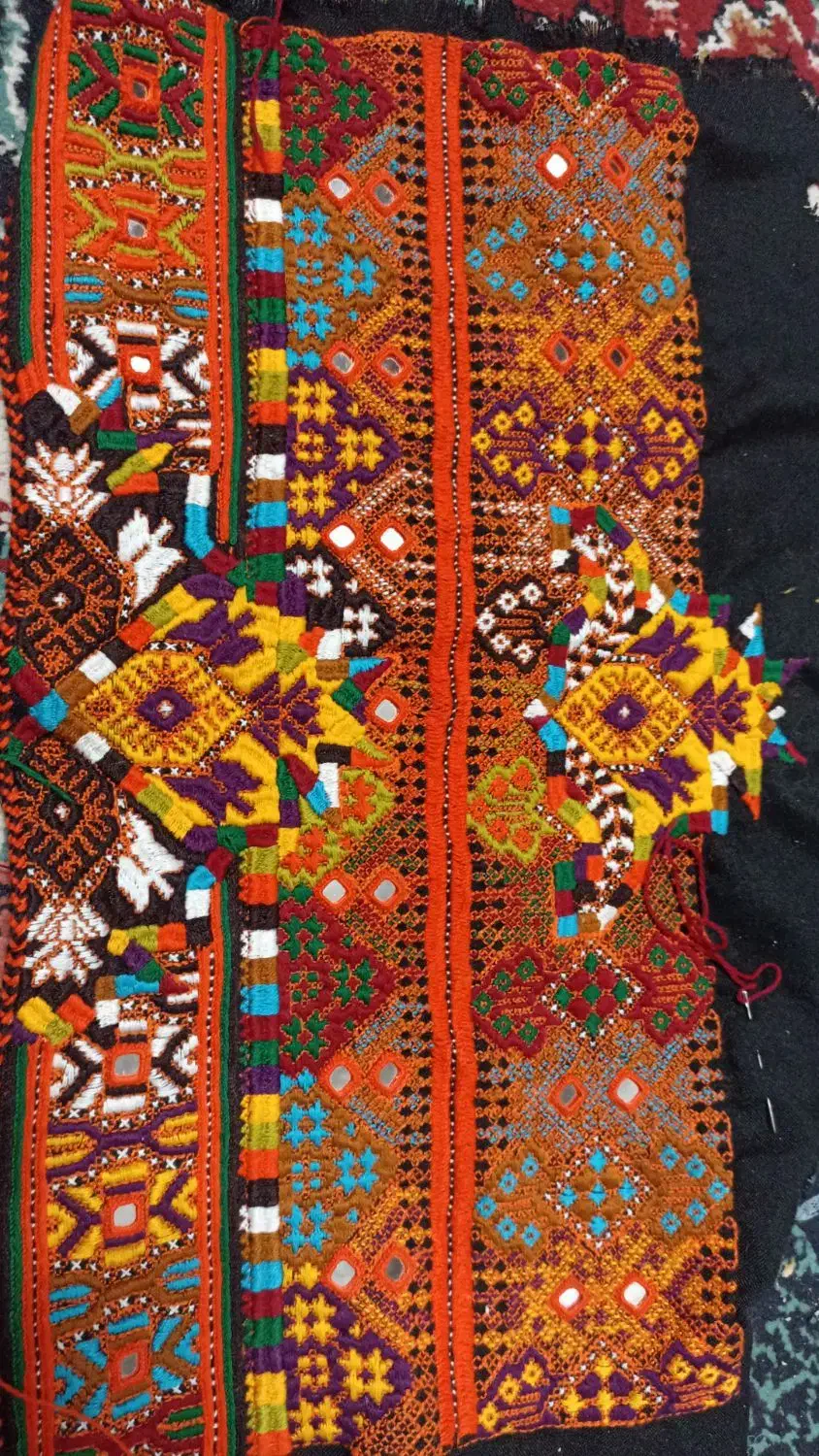 پر ذیح چرخی|لباس|خاش, |دیوار