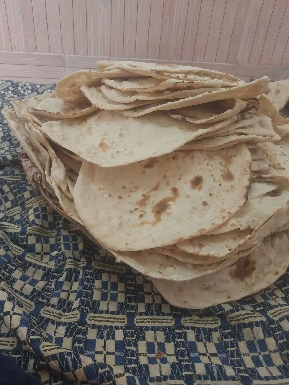 نان تنوری تازه گرم|خوردنی و آشامیدنی|قم, چهار مردان|دیوار