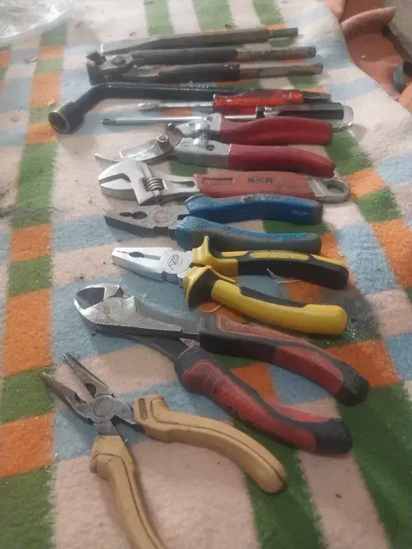 تعدادی آچار و پیچگوشتی و غیره...|ابزارآلات|وحیدیه, |دیوار