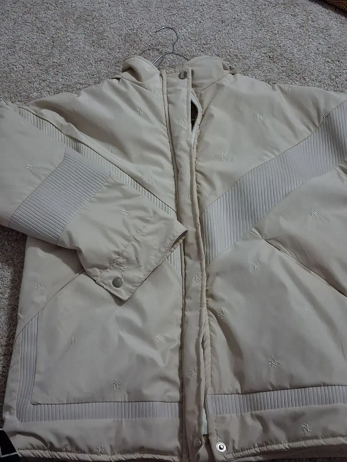 کاپشن|لباس|مشگین شهر, |دیوار