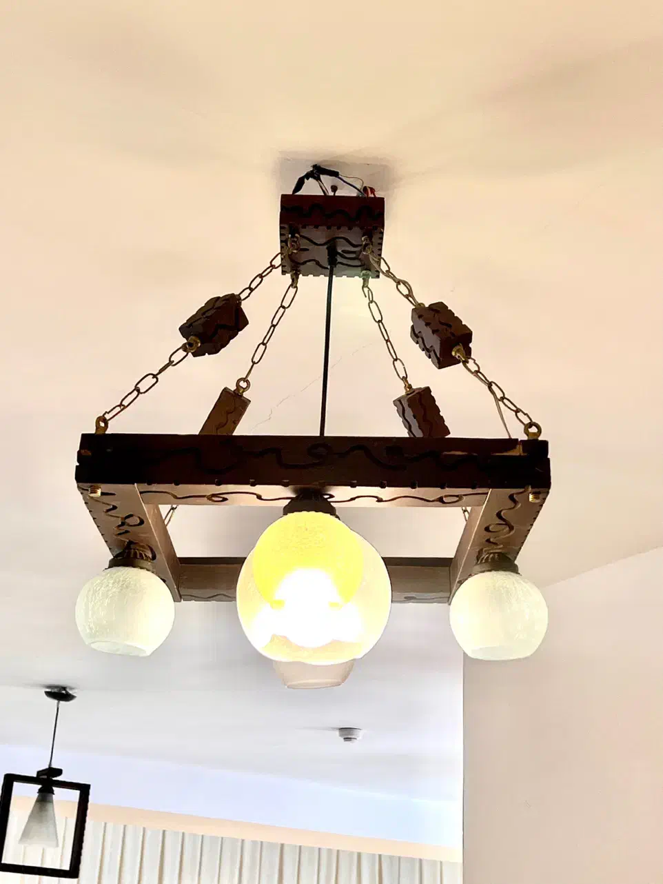 دو عدد لوستر چوبی و چراغ خواب هفت رنگ افشان|لوستر و چراغ آویز|تبریز, |دیوار