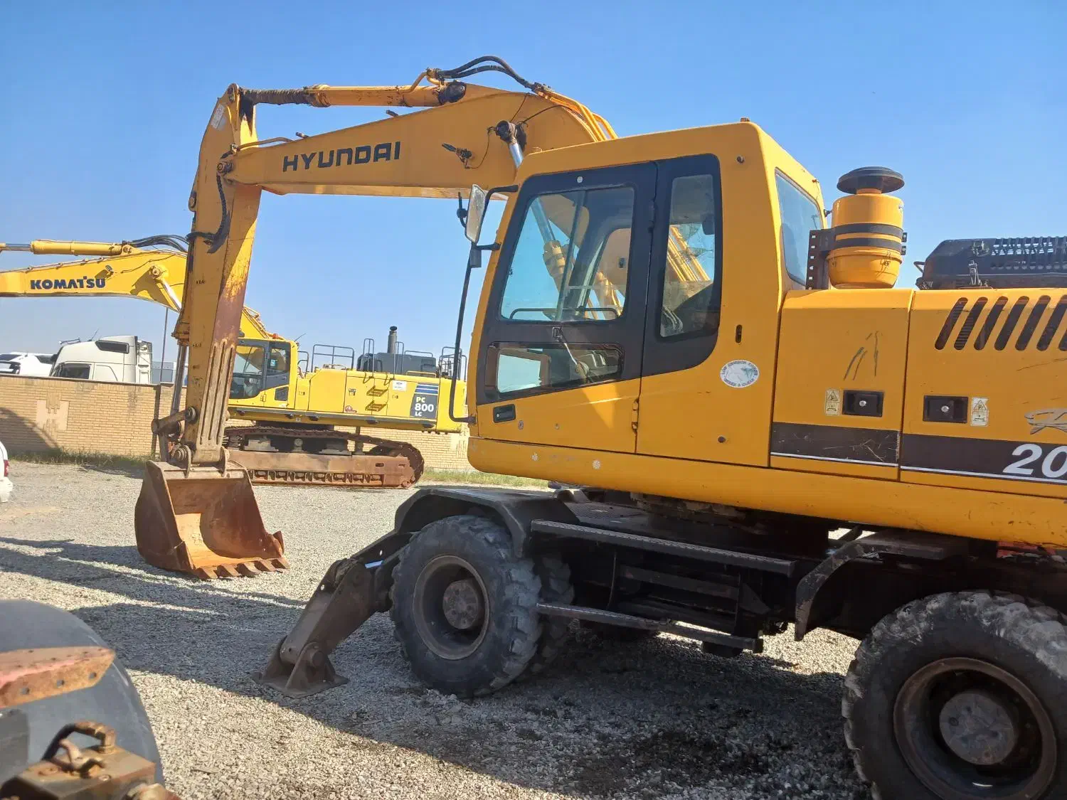 خدمات بیل ولودر وبیل بکهو وکمپرسی|خدمات حمل و نقل|یزد, |دیوار