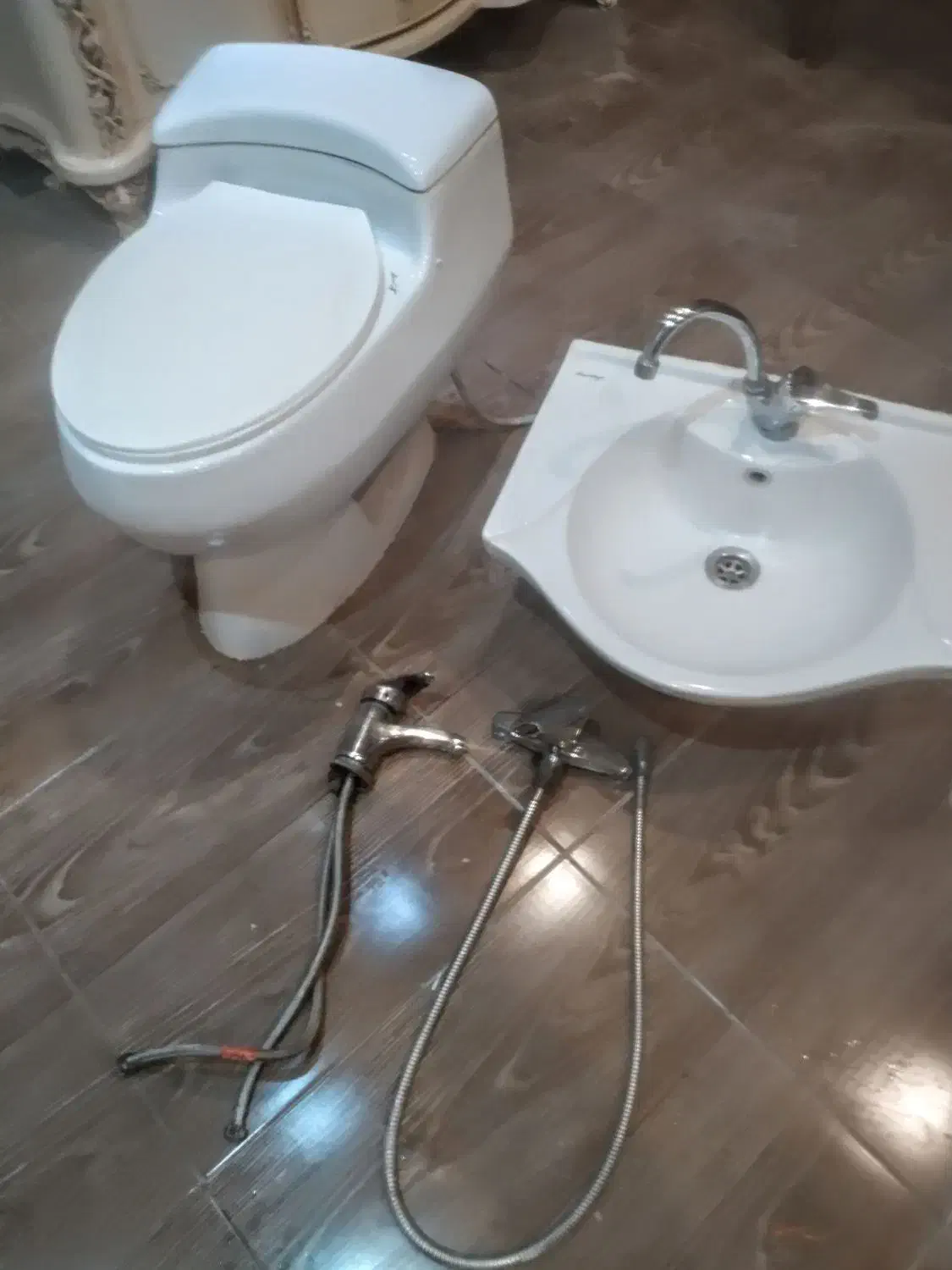 فروش توالت فرنگی و روشویی با دو عدد شیرآلات|لوازم سرویس بهداشتی|شیراز, هفت تنان|دیوار