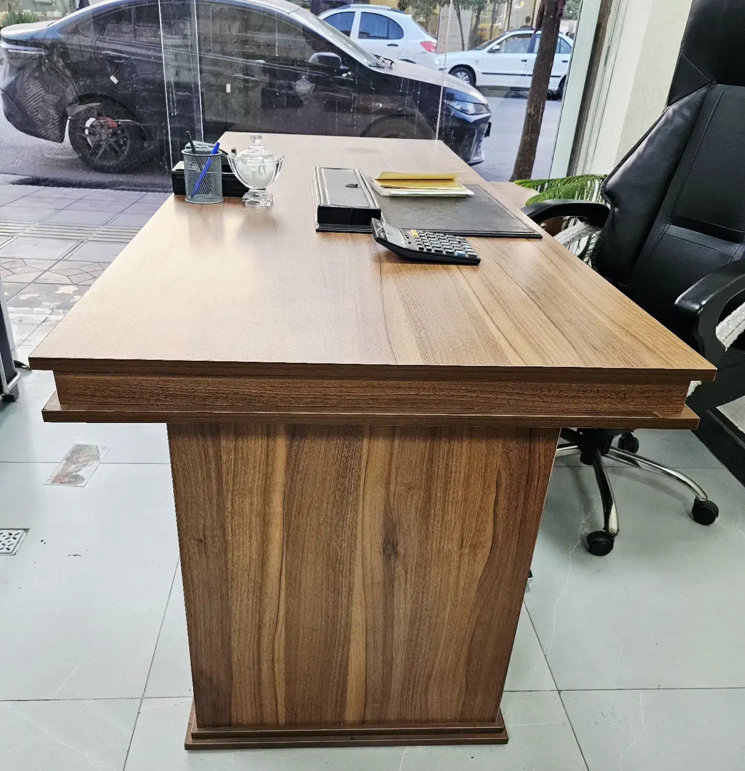 میز مدیریت و صندلی در حد نو|دفتر کار|ساری, |دیوار