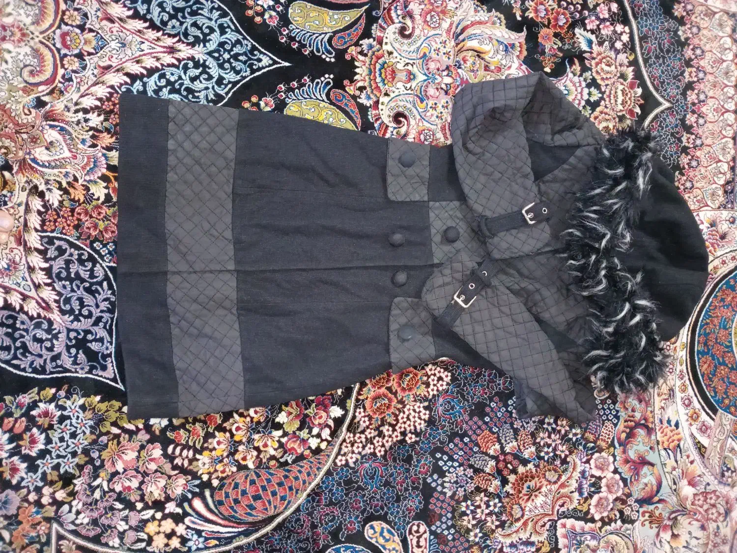 پالتو لباس|لباس|رباطکریم, رباطکریم|دیوار