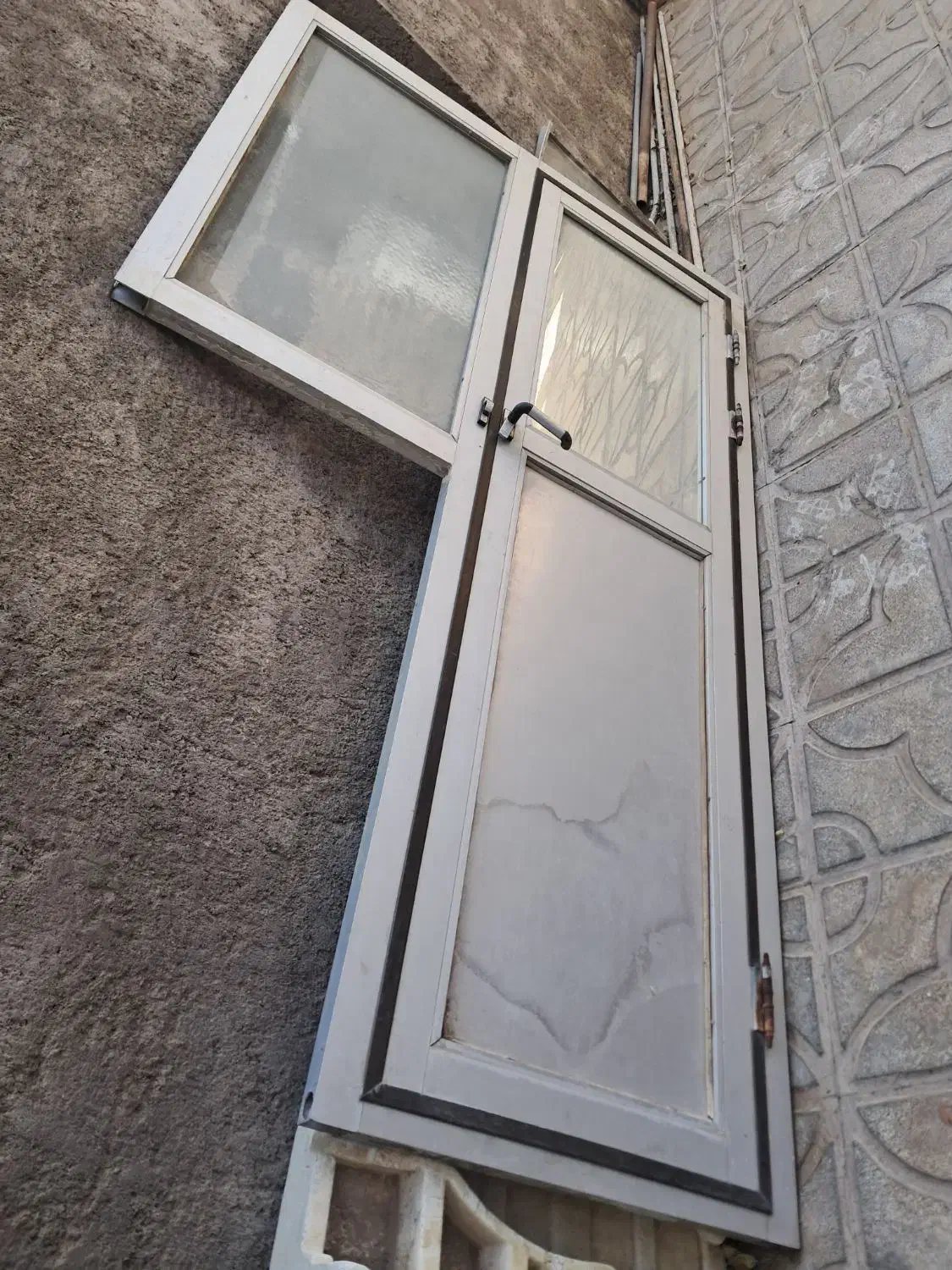 پنجره و دو در الومینیوم در حمام و در سرویس|مصالح و تجهیزات ساختمان|تربت جام, شهرک معلم|دیوار