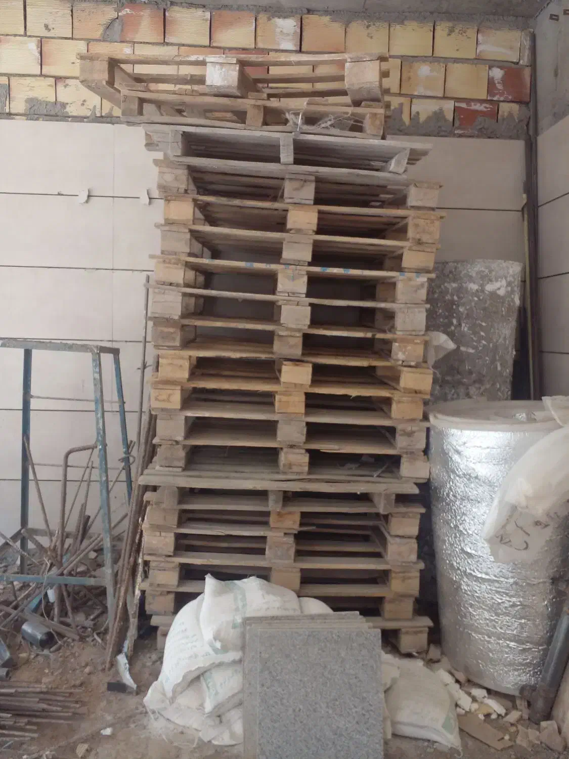 پالت چوبی|بندرخت و رخت‌آویز|نیشابور, شهرک جانبازان|دیوار