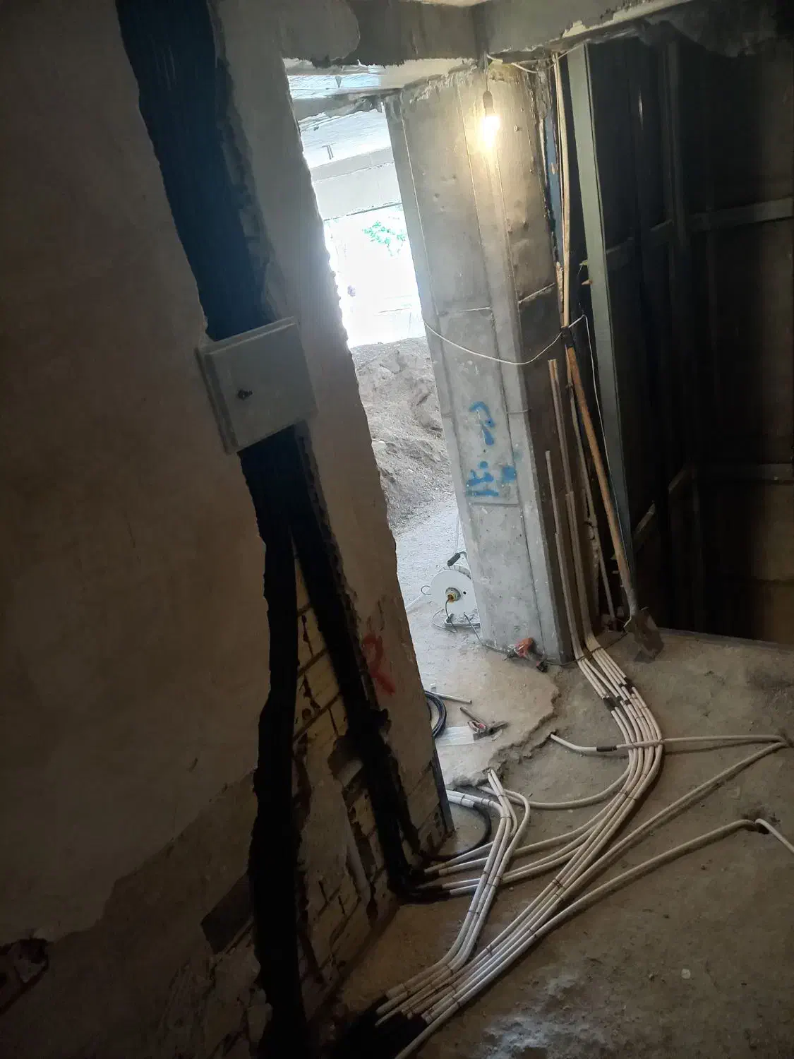 سیم کشی،برقکاری ساختمان و اماکن|خدمات پیشه و مهارت|خوی, |دیوار