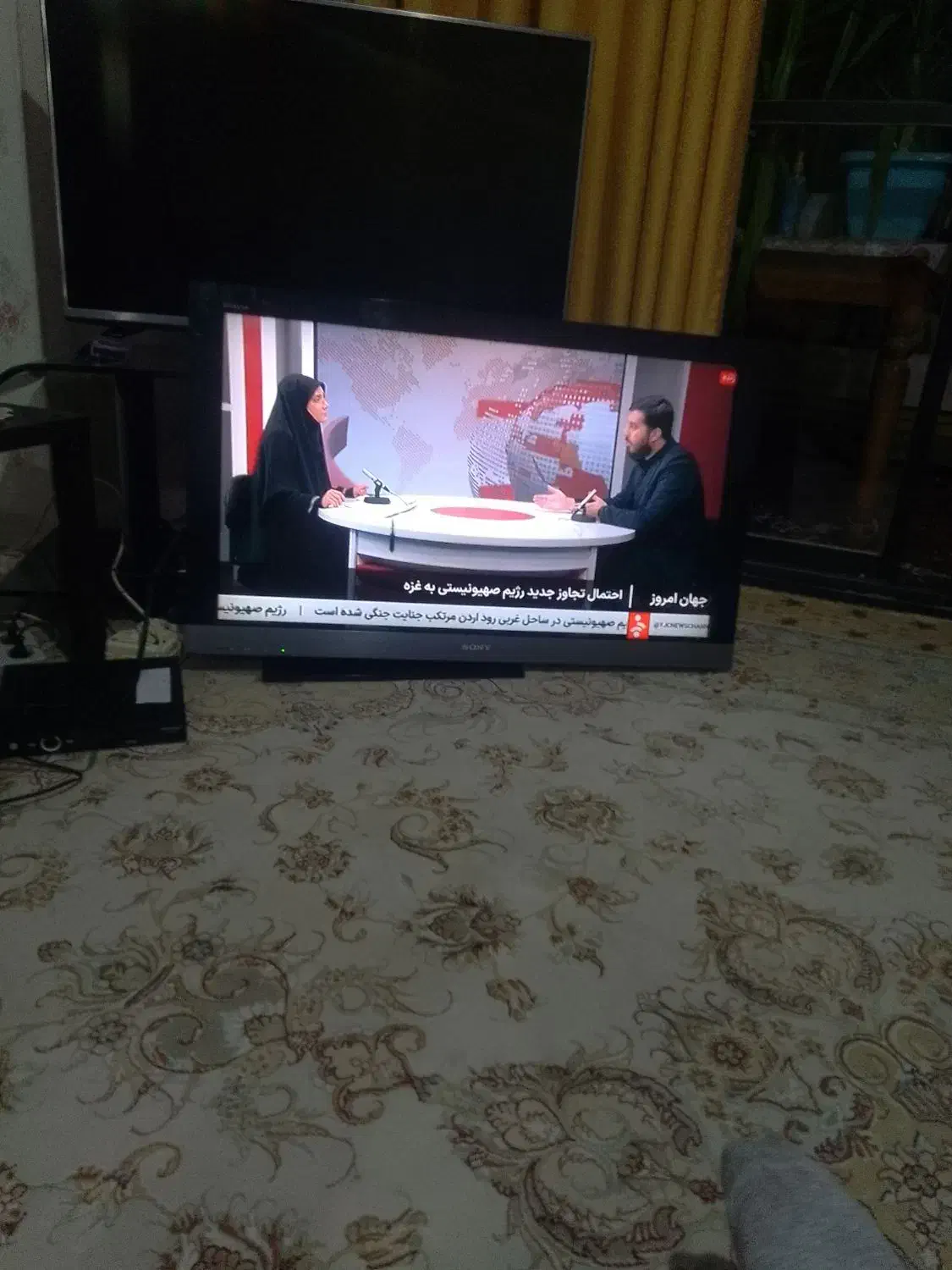 تلویزیون ال ای دی با یک دستگاه دیجیتال|تلویزیون و پروژکتور|مهاجران, |دیوار