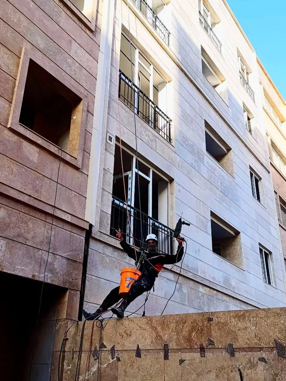 بدون نیاز به داربست شستشو پیچ رولپلاک کار در رتفاع|خدمات پیشه و مهارت|بندرعباس, |دیوار