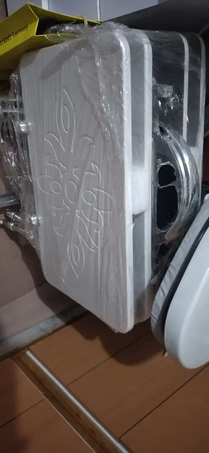 میز تلویزیون در حد نو و میز عسلی چمدانی تاشو  اک|میز تلویزیون|رشت, منظریه|دیوار