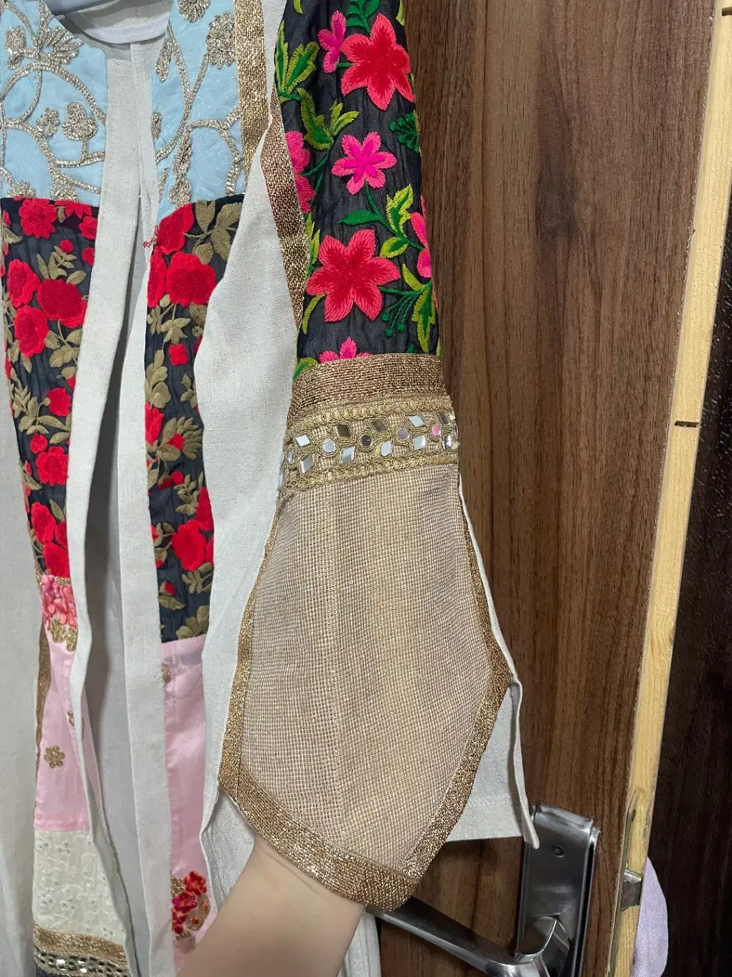 مانتو|لباس|پاکدشت, حصار امیر|دیوار