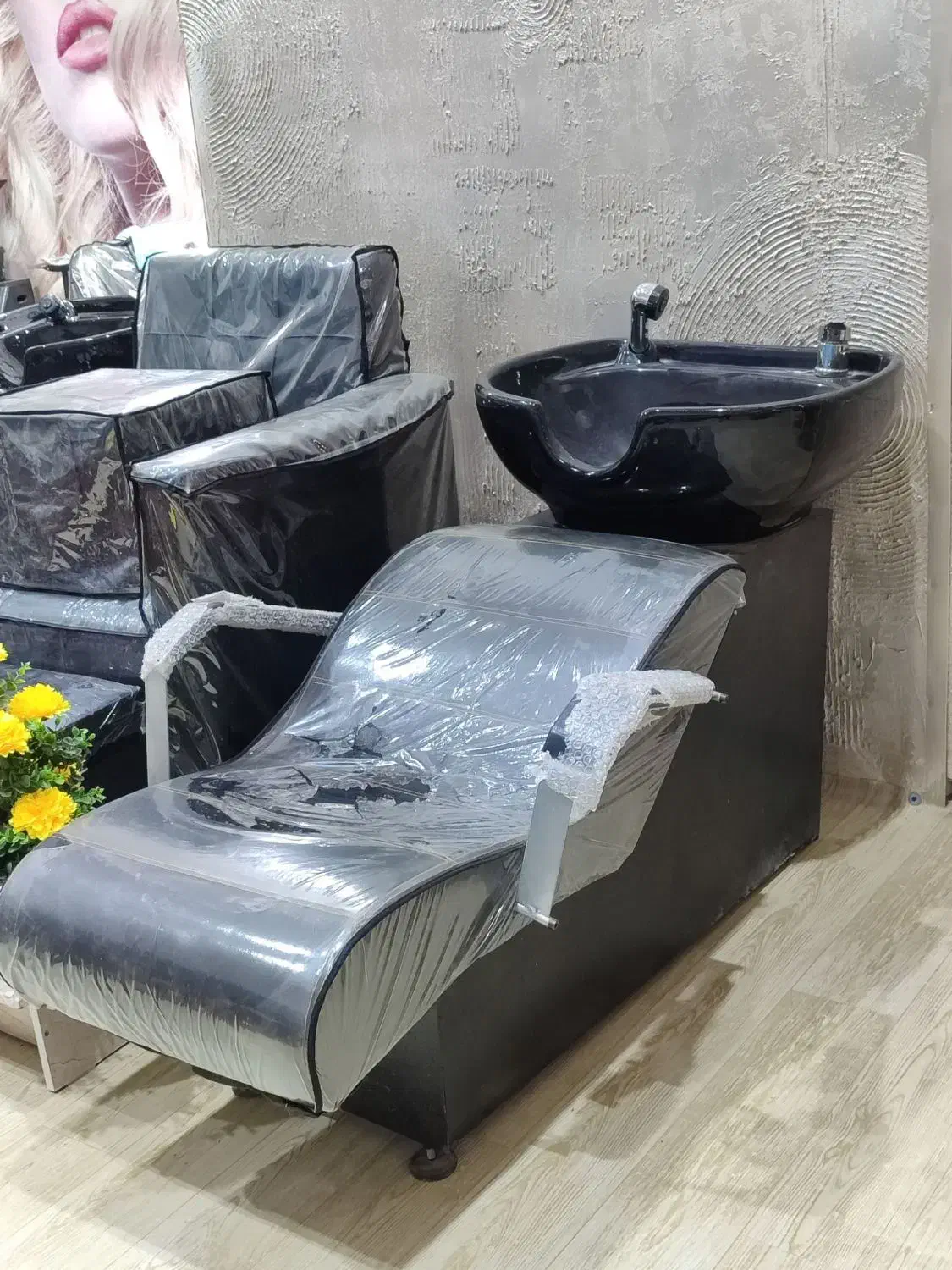 یک عدد صندلی سر شور  و میز ناخن کاری|آرایشگاه و سالنهای زیبایی|بروجرد, |دیوار