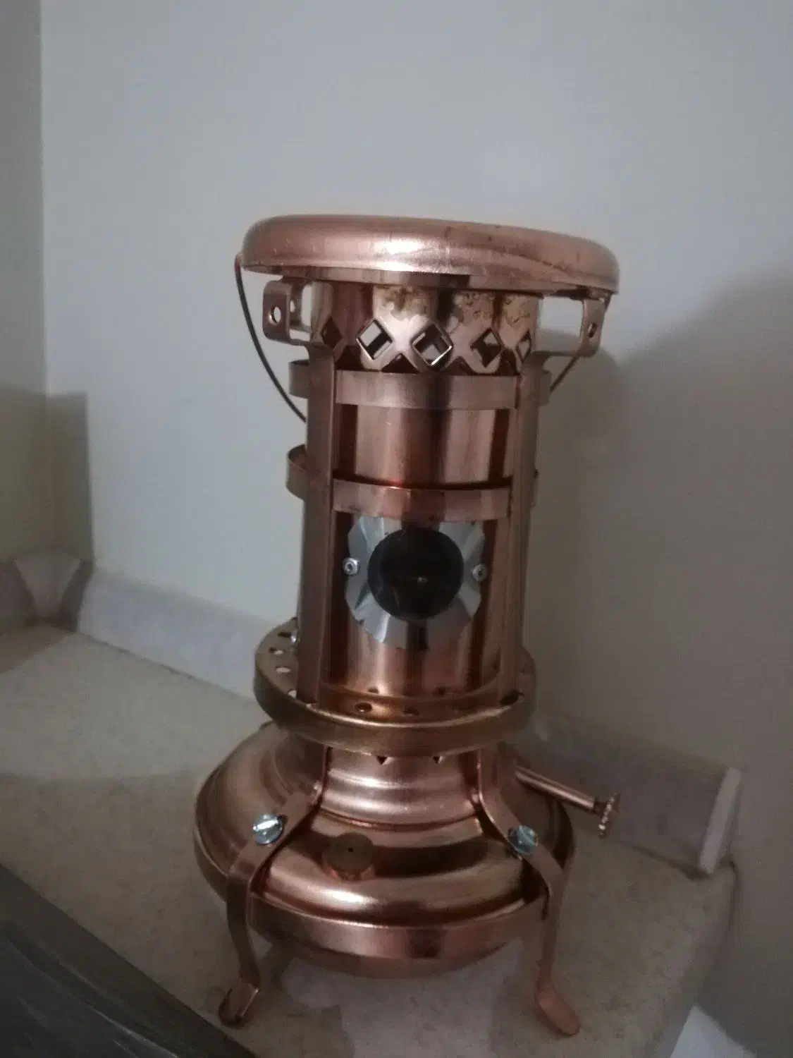 چراغ  نفتی طرح مس (یلدایی)|کلکسیون اشیاء عتیقه|نجف‌آباد, باغ ملی|دیوار