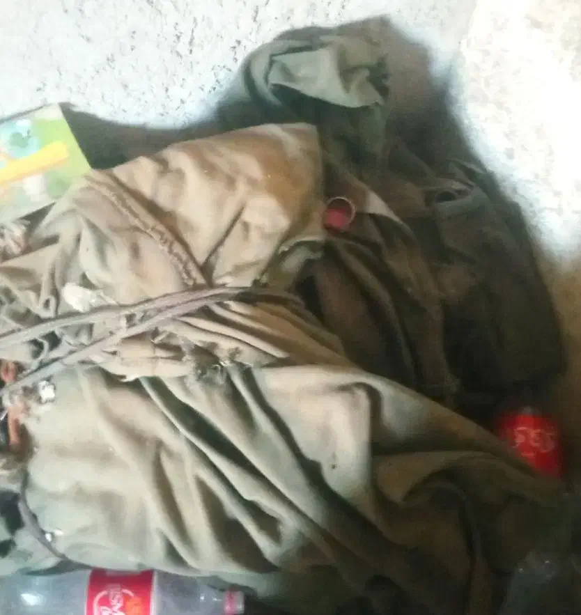 یک مشک با جامشکی|لباس|ایرانشهر, |دیوار