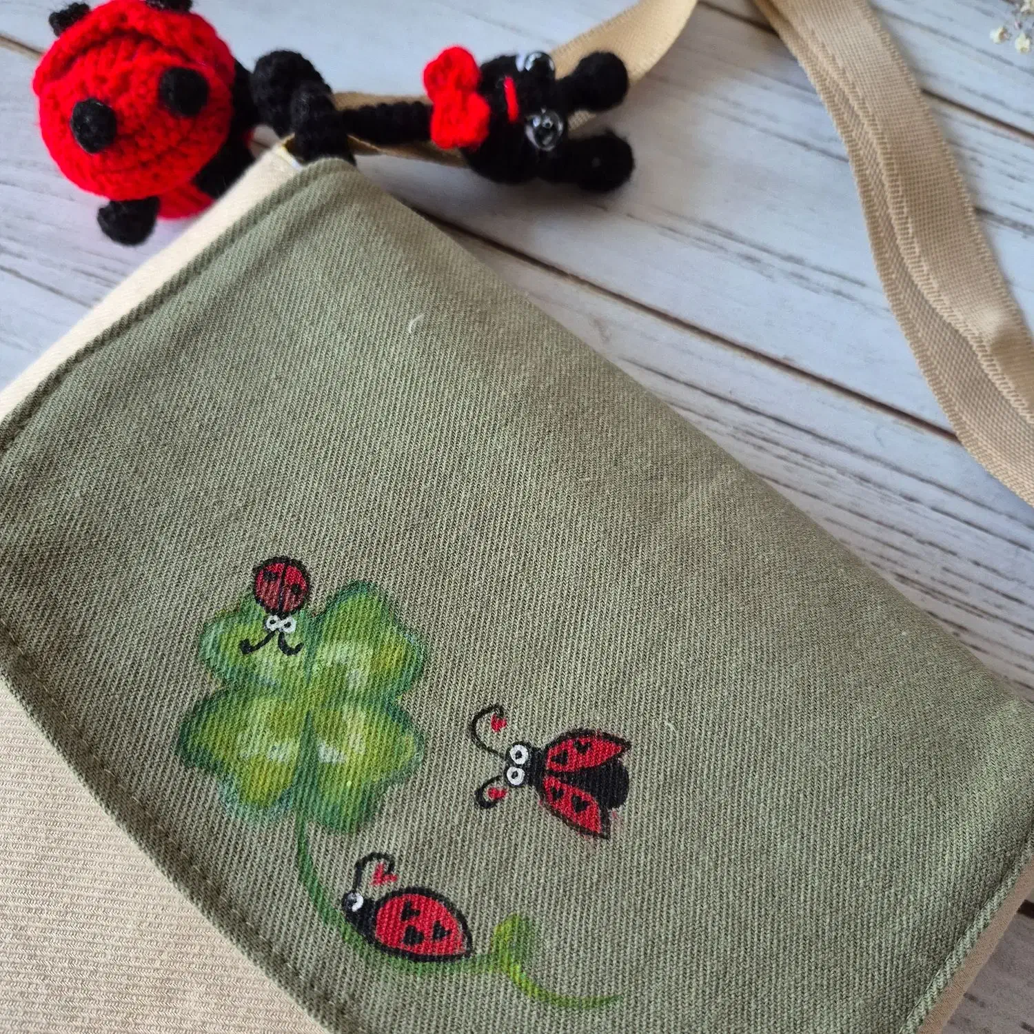 کیف پیاده روی کفشدوزکی با عروسک گردن دراز|کیف، کفش، کمربند|شیراز, سینما سعدی|دیوار