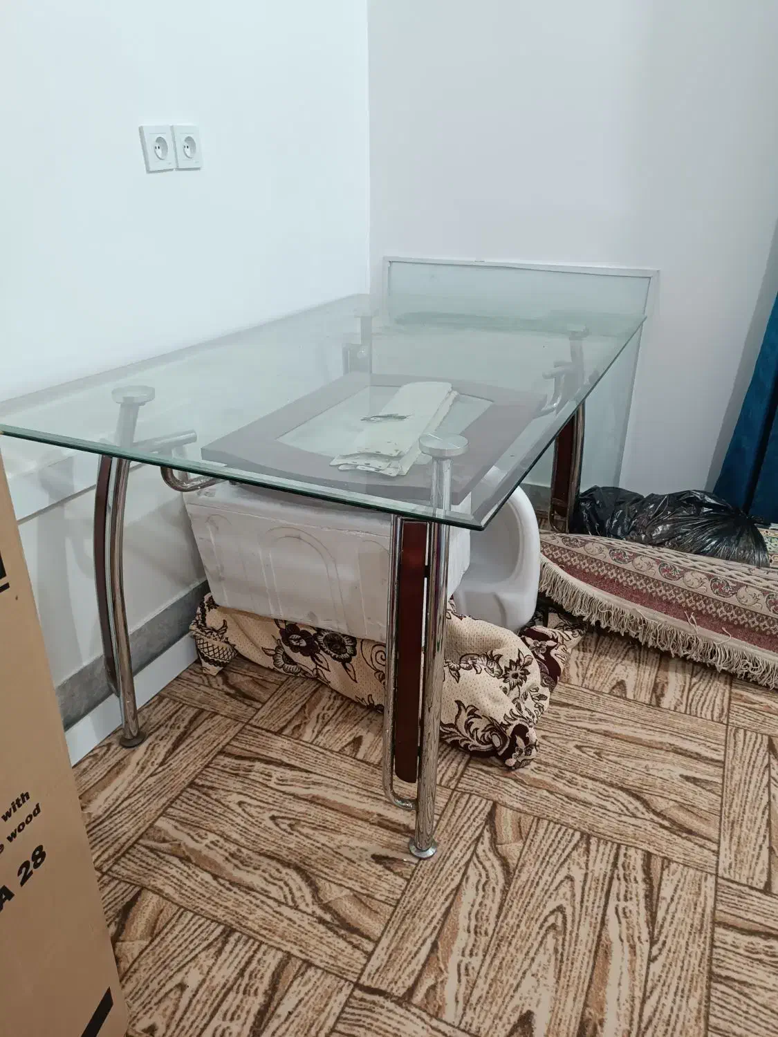 میز غذای خوری در حدی نو بدون صندلی|میز و صندلی غذاخوری|چغادک, |دیوار