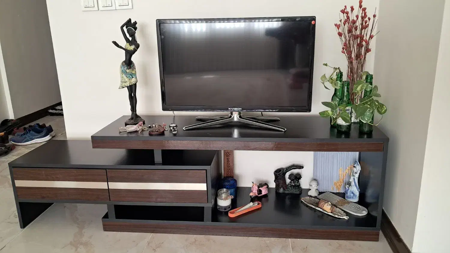 تلویزیون ۳۲ اینچ ایکس ویژن و میز تی وی|تلویزیون و پروژکتور|تهران, گلستان (شهرک راه آهن)|دیوار