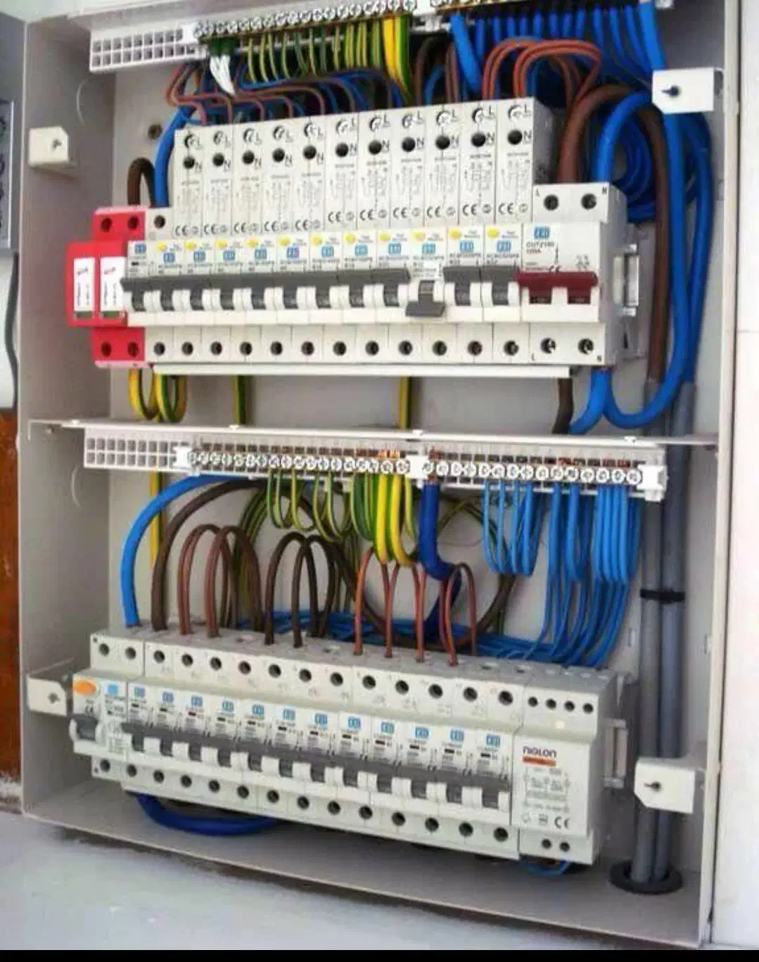 برقکشی برقکار  نصب دوربین|خدمات پیشه و مهارت|دزفول, |دیوار