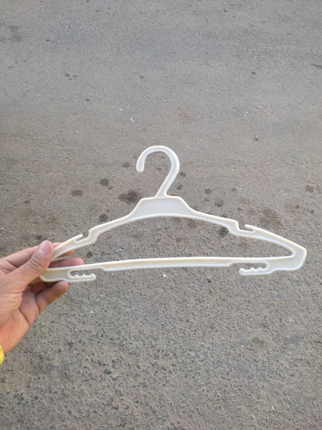 چوبکار چوب لباسی رگال|بندرخت و رخت‌آویز|قم, باغ پنبه|دیوار