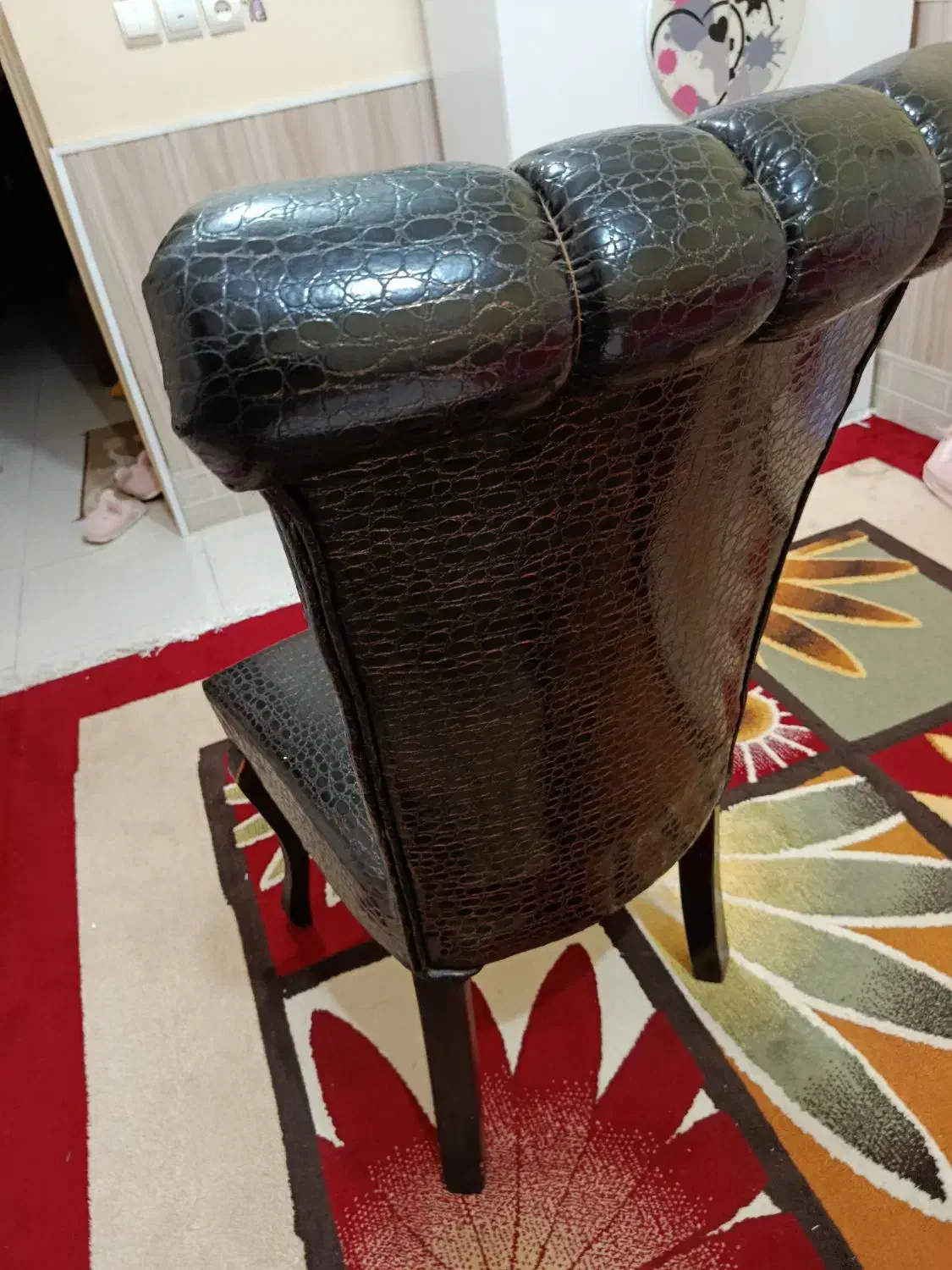 صندلی چوبی چرم سالم درحد نو|میز و صندلی غذاخوری|بندرعباس, |دیوار