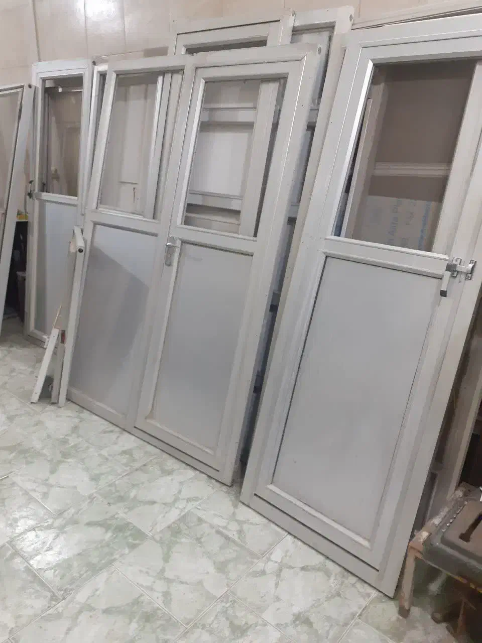 فروش و ساخت انواع درب و پنچره الومینیوم دسته دوم|مصالح و تجهیزات ساختمان|یزد, |دیوار