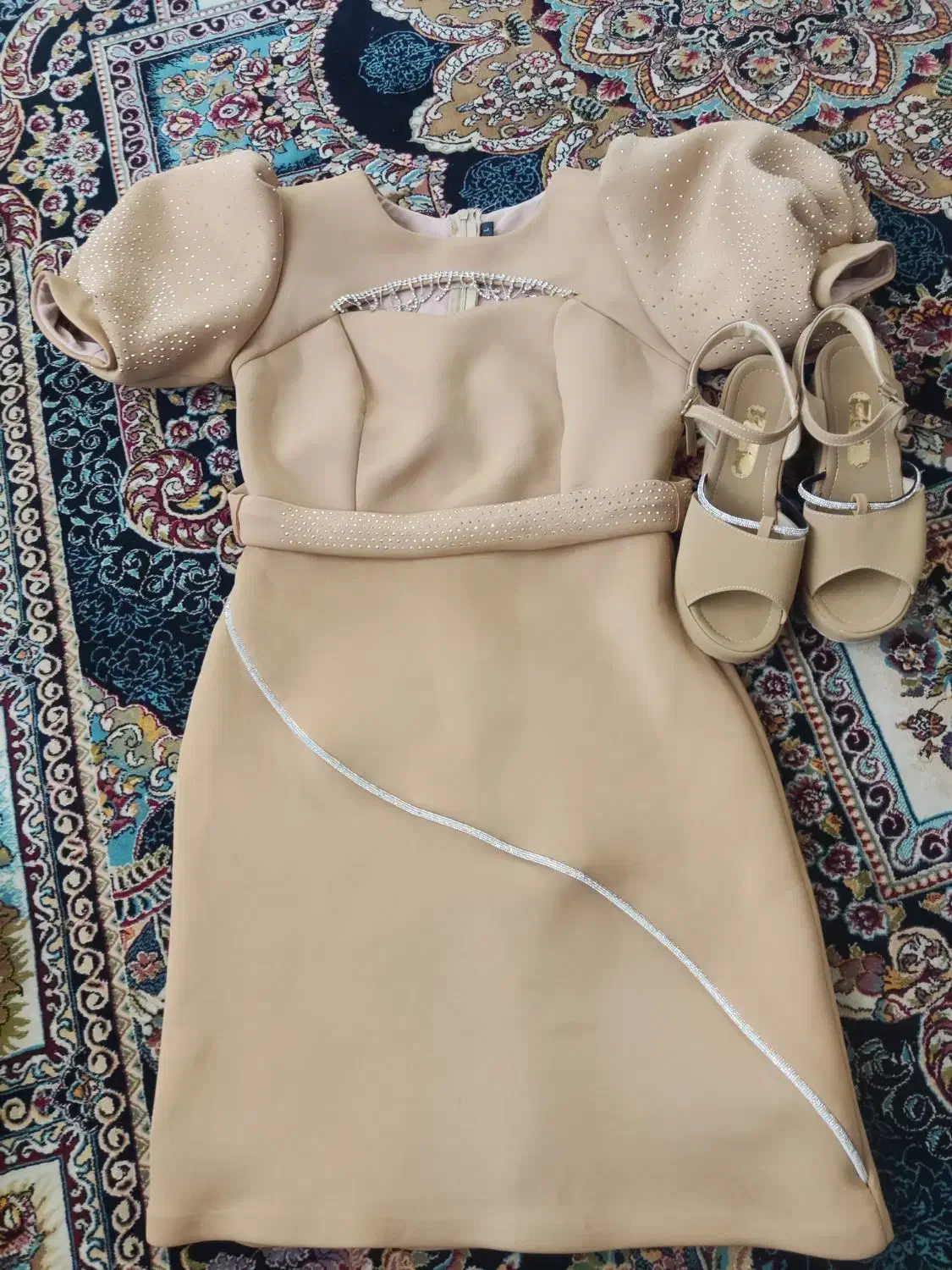 لباس مجلسی نو|لباس|بوژگان, |دیوار