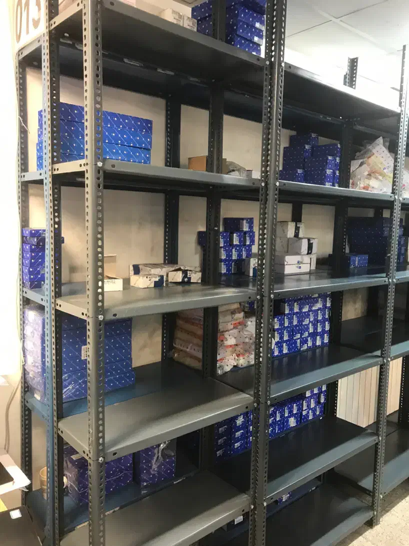 حراج شلف و پایه قفسه تمیز|کتابخانه، شلف، قفسههای دیواری|تهران, شهرک استقلال|دیوار