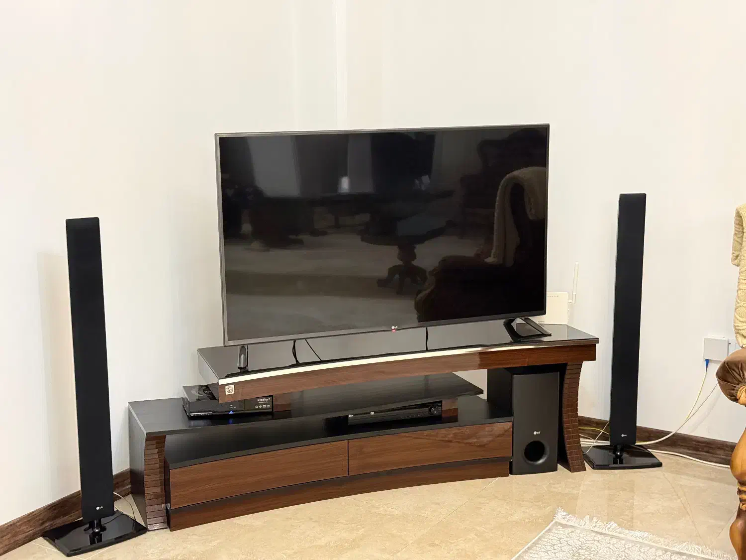 تلویزیون الجی و میز تلویزیونی|تلویزیون و پروژکتور|ساری, |دیوار