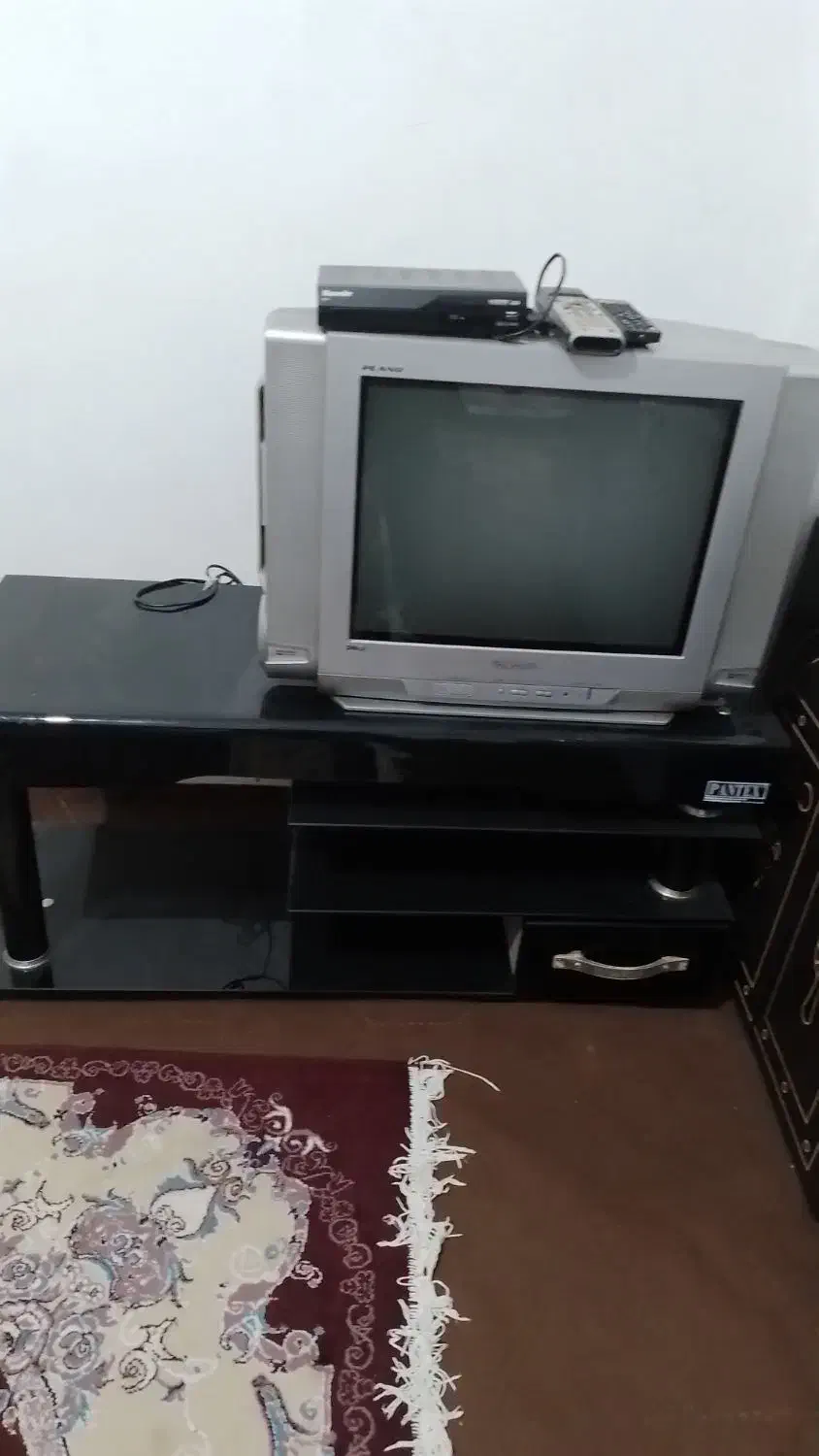 تلویزیون ۲۱اینج با میز دستگاه دیجتالی|تلویزیون و پروژکتور|بیستون, |دیوار