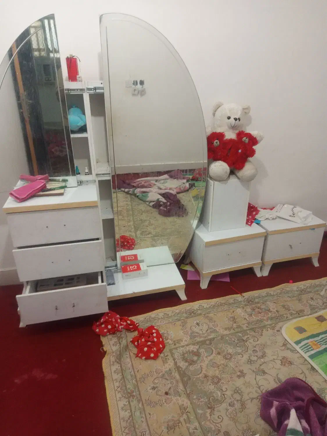 سرویس خواب|تخت و سرویس خواب|رودان, |دیوار