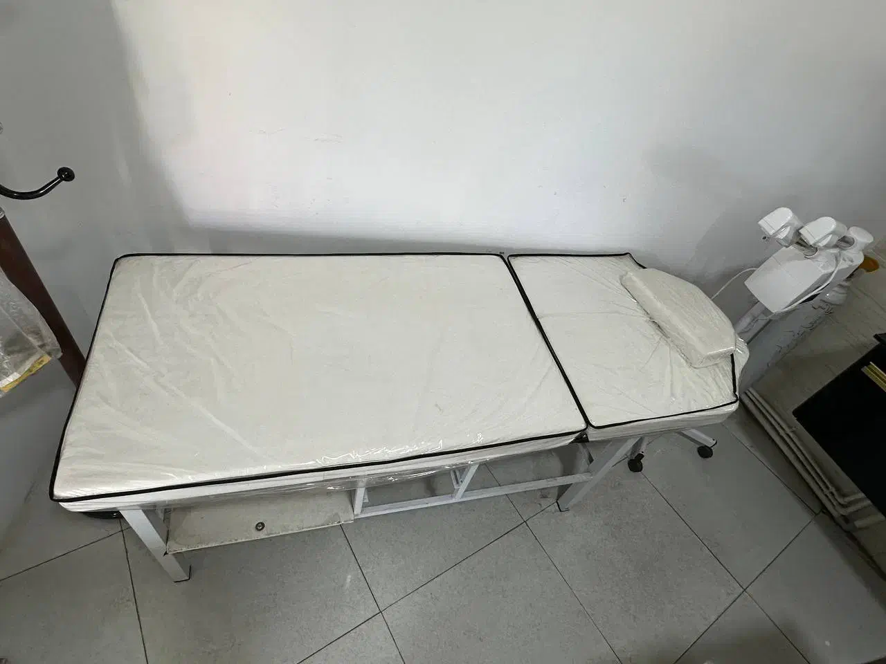 تخت آرایشگاهی|آرایشگاه و سالن‌های زیبایی|تویسرکان, |دیوار