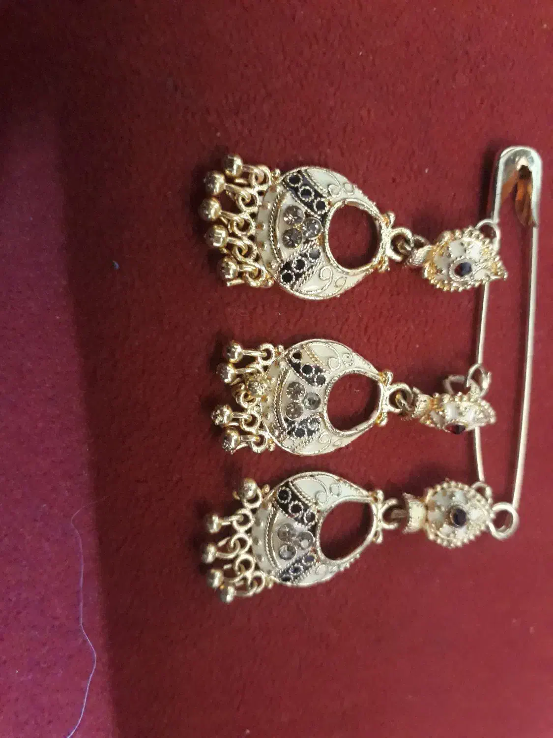 سنجاق گلویی|بدلیجات|شیراز, شیشهگری|دیوار