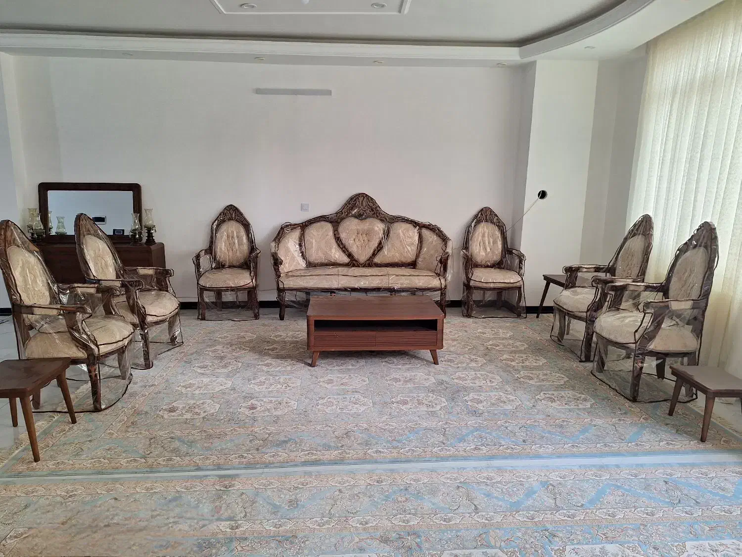 مبل سلطنتی|مبلمان خانگی و میز عسلی|شیروان (خراسان), |دیوار