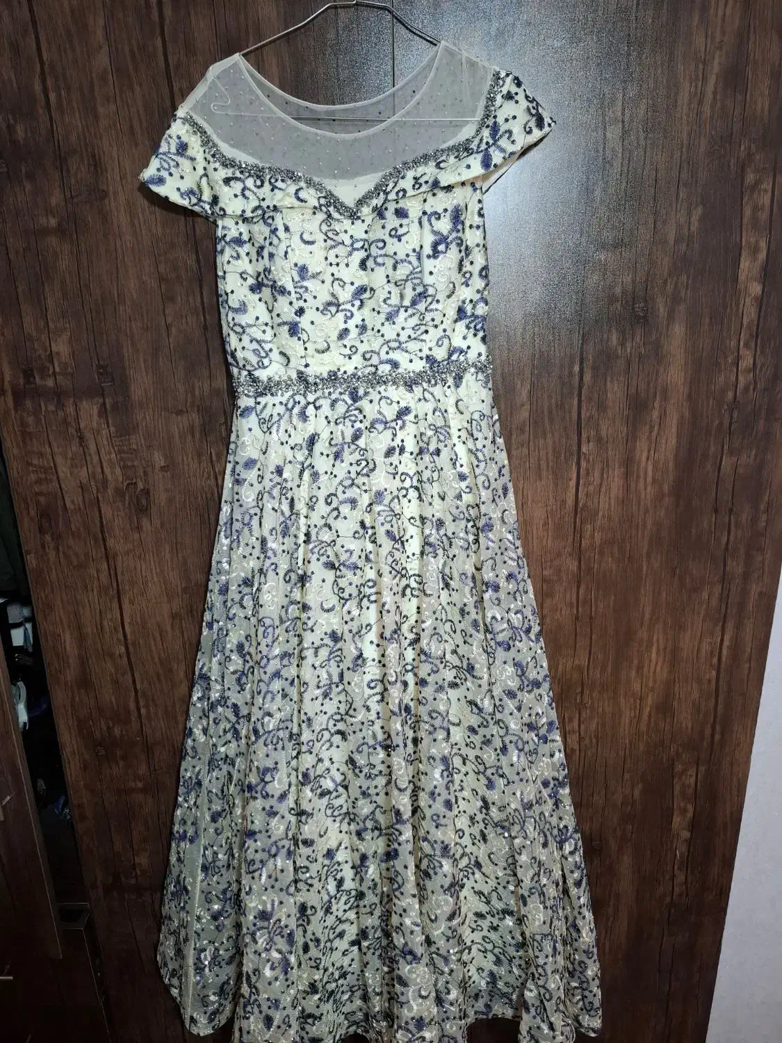 لباس مجلسی نو|لباس|نیشابور, دارایی|دیوار