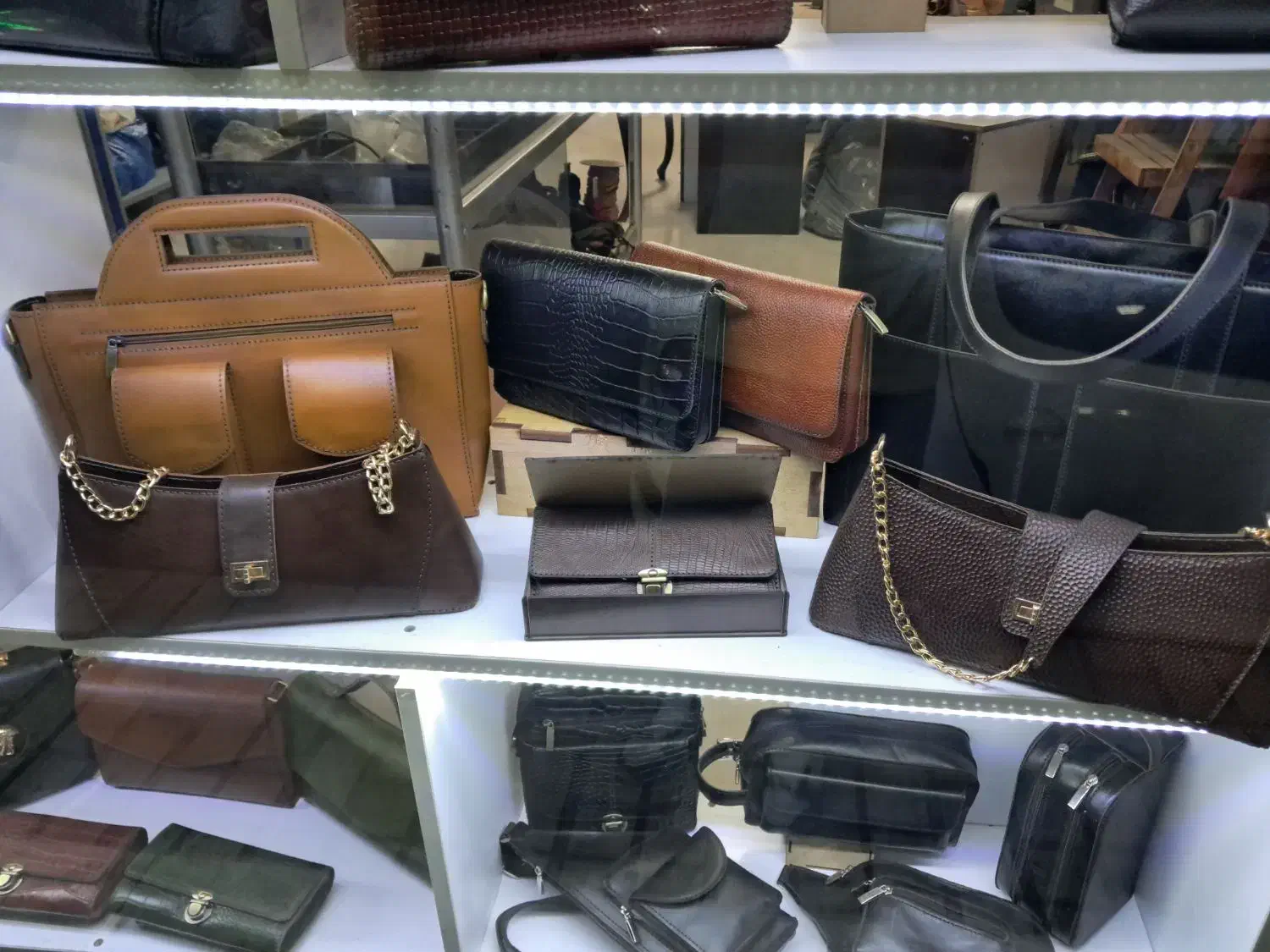 ماندگار ترین هدیه روز مادر زیر قیمت تولیدی|کیف، کفش، کمربند|کرج, گلشهر|دیوار