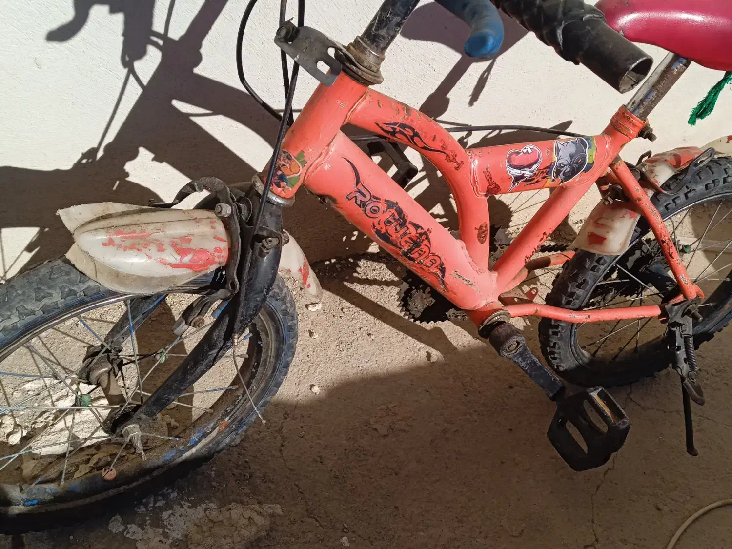 دوچرخه|دوچرخه، اسکیت، اسکوتر|میانه, |دیوار